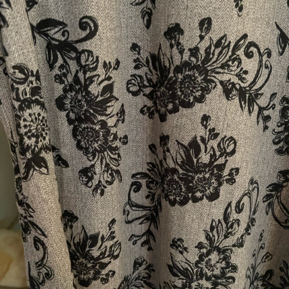 ➕size Emaline Woman Grey/Navy Floral Top Sz 2X - Picture 4 of 6